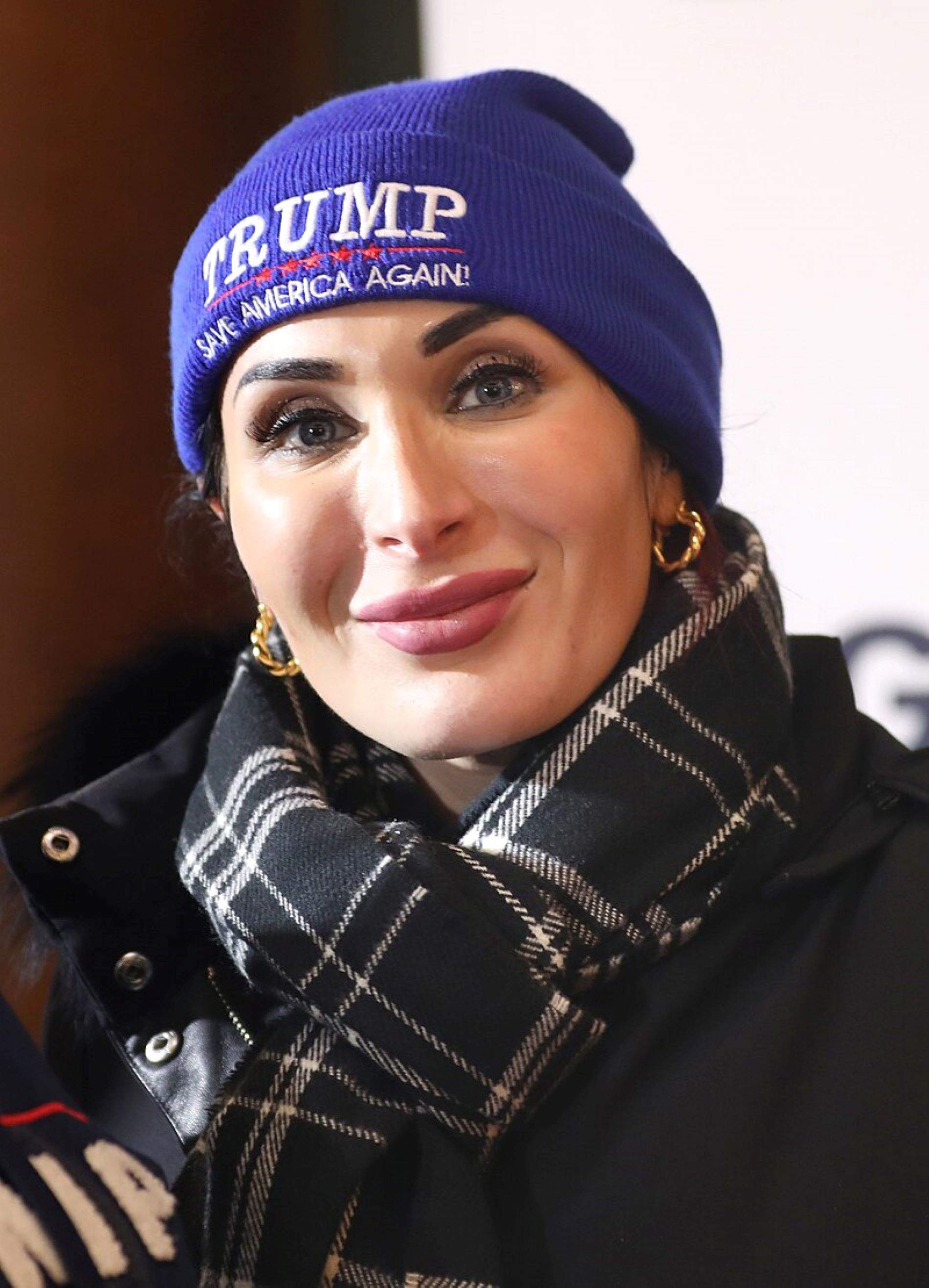 ¿Quién es Laura Loomer, la "influencer" que se ha colado en el círculo íntimo de Donald Trump?