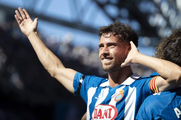 Javi Puado celebra el primer gol de l'Espanyol contra l'Alavès Foto EFE