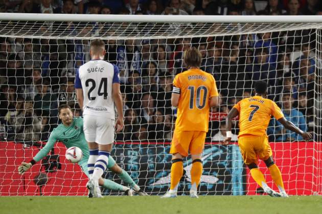 Vinicius lanzando el penal|penalti contra la Real Sociedad Foto EFE