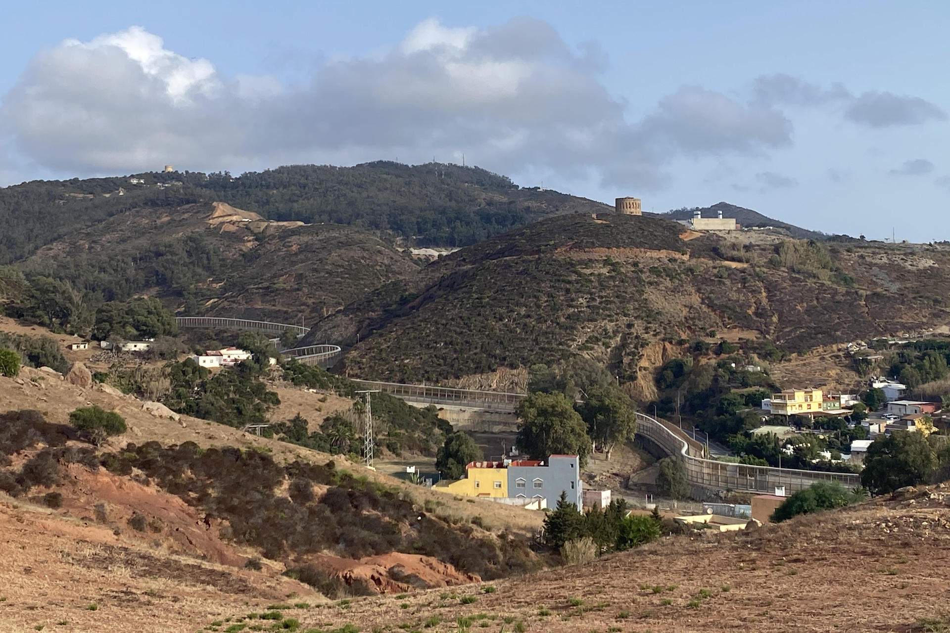 La frontera de Ceuta recupera la normalidad después de una noche de disturbios en el lado marroquí