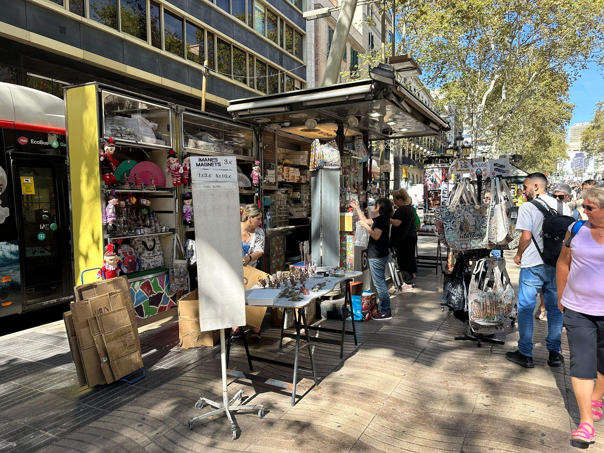 El Ayuntamiento de Barcelona hace cerrar las últimas cinco paradas de pajareros de la Rambla