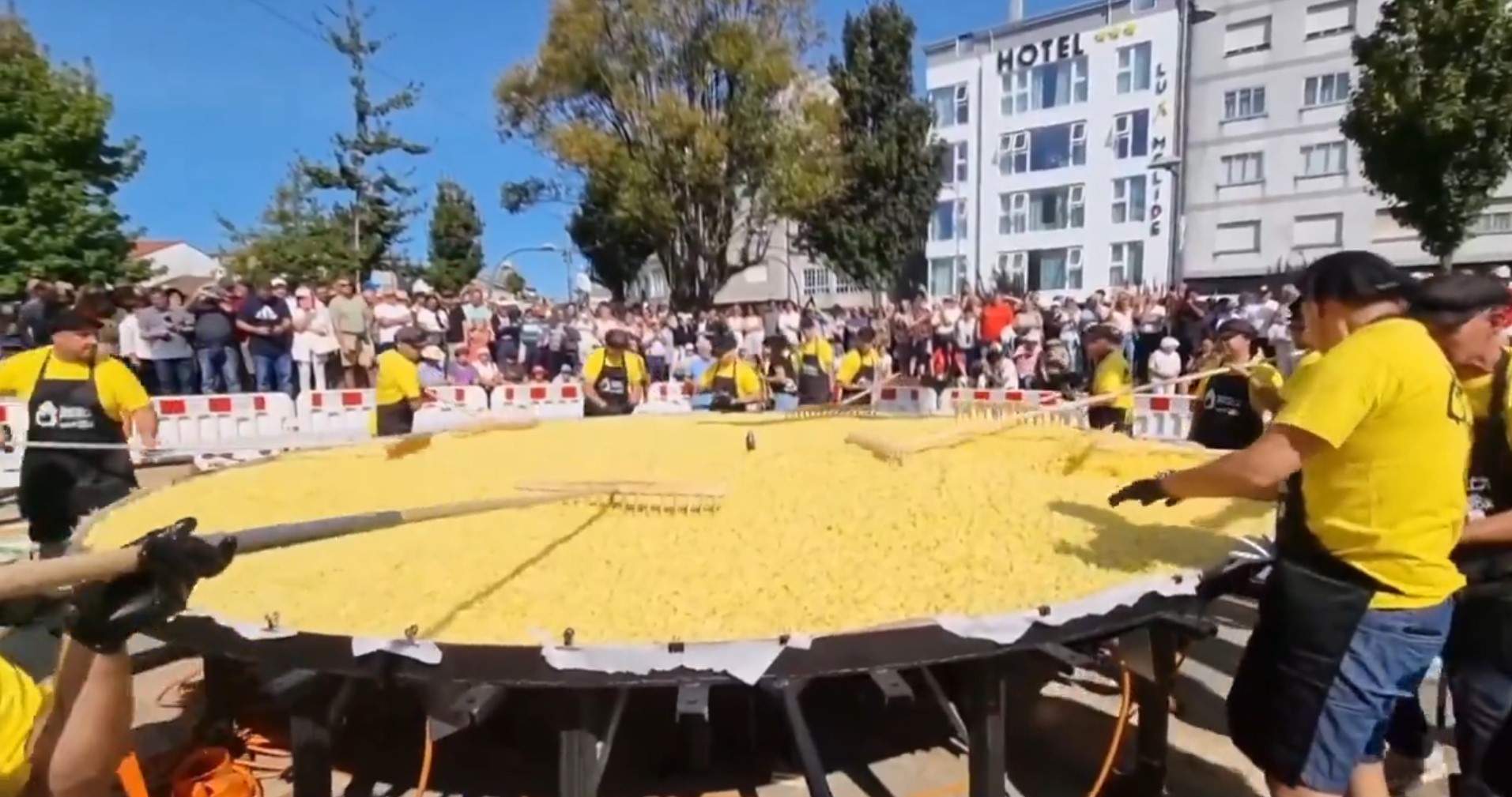 Un pueblo de Galicia prepara la tortilla más grande del mundo con 15.000 huevos y 1.700 kilos de patatas