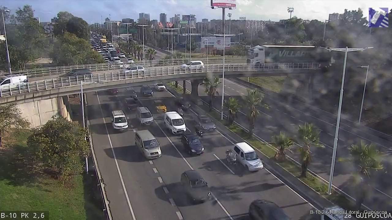 L'accident d'un camió a la ronda del Litoral provoca cues quilomètriques als accessos a Barcelona