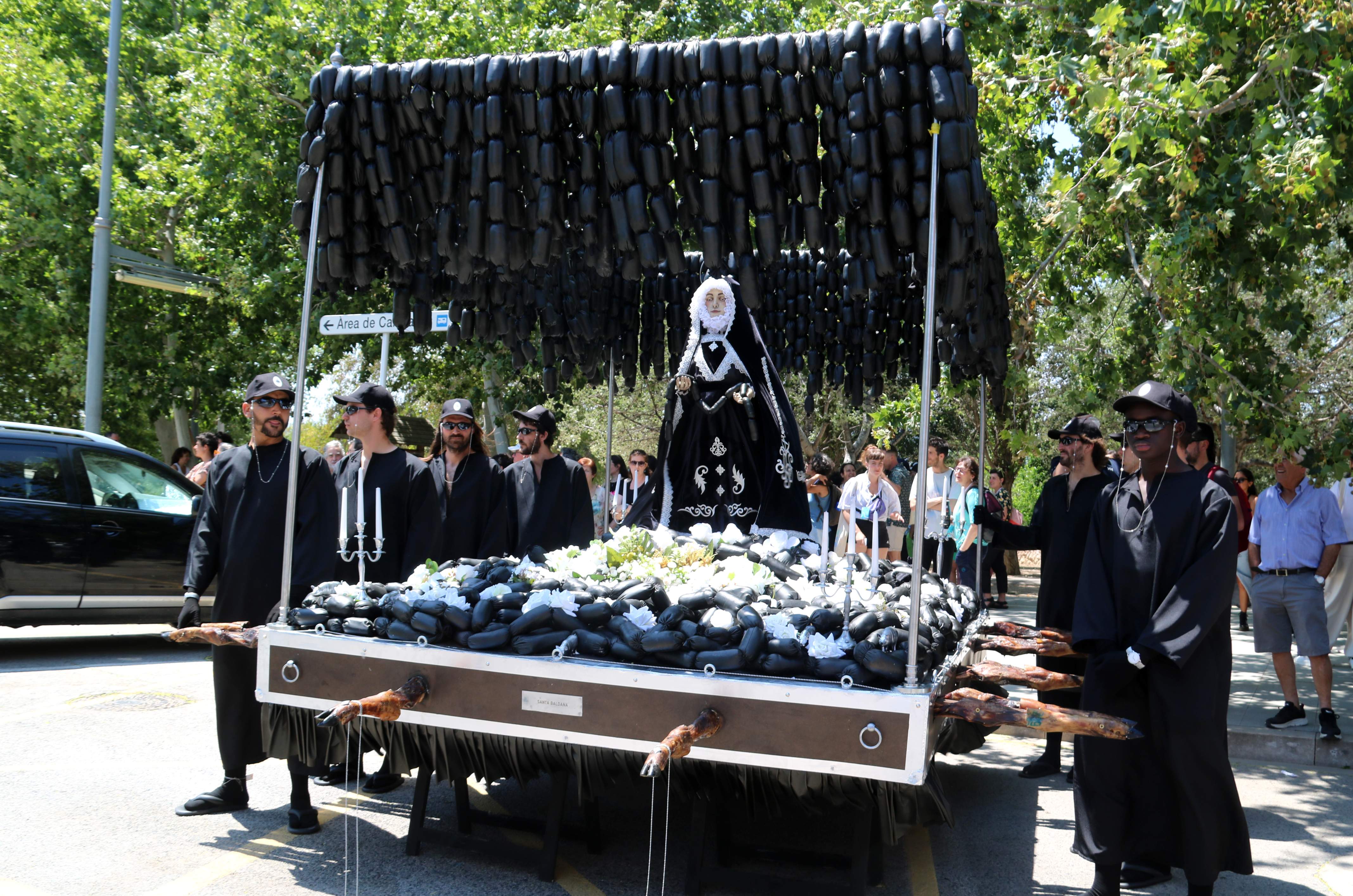 Un juzgado de Tortosa investiga por ofensa religiosa la procesión de una virgen rodeada de morcillas