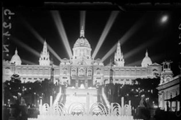 foto Palau Nacional i fonts de Montjuïc de nit amb motiu de l'Exposició Internacional de Barcelona por Biosca i Juvé Jaume Digital Memory of Catalonia