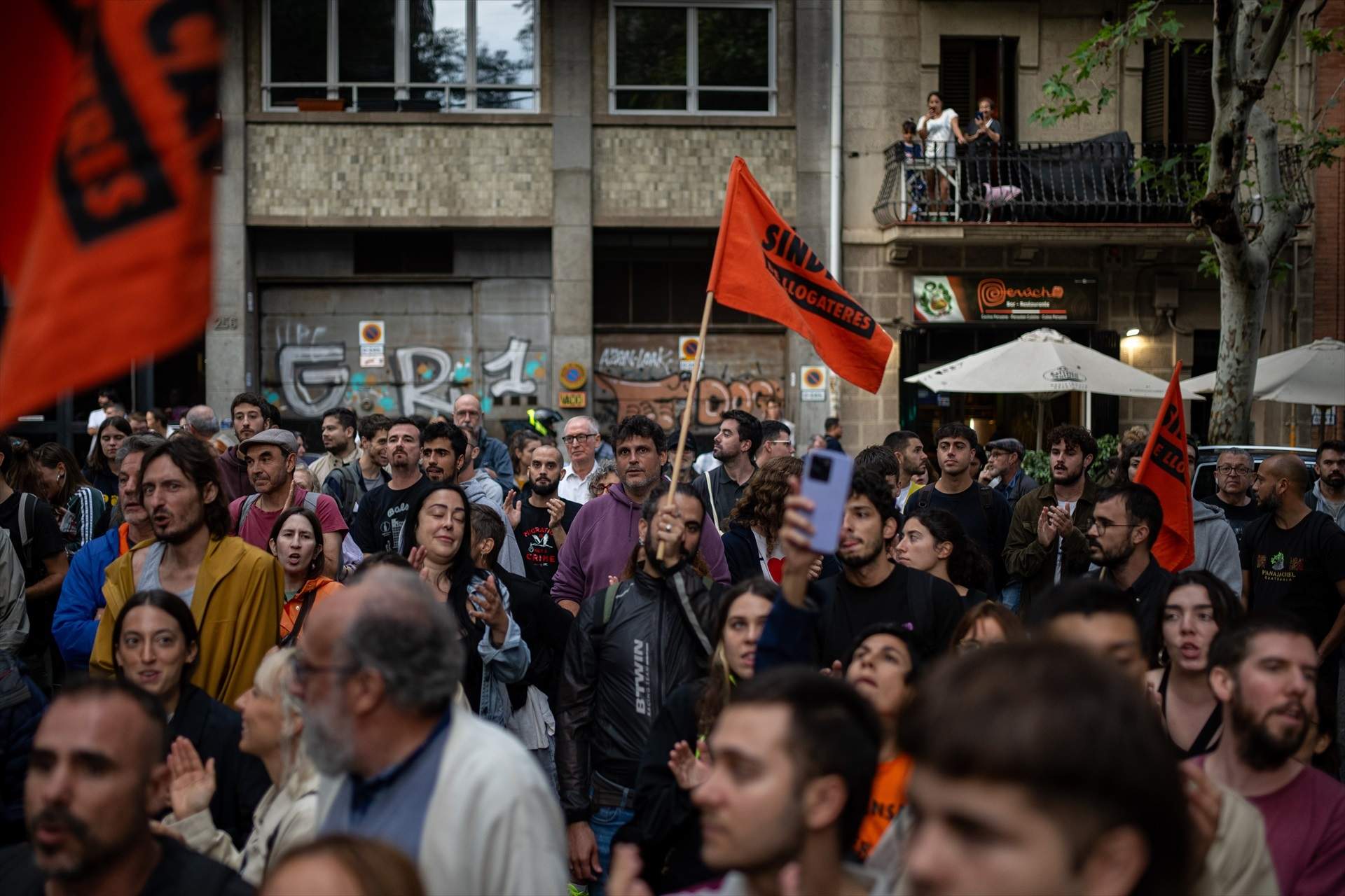 Inquilinos protestan contra Junts por su 'no' a la regulación de los alquileres: "Venden el país"