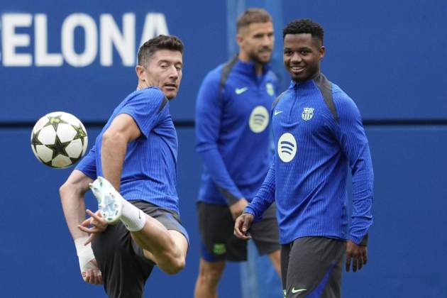 Robert Lewandowski Ansu Fati entrenamiento Barça / Foto: EFE