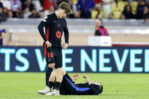 Pablo Torre i Marc Casado després de la derrota del Barça contra el Mònaco a la Champions League / Foto: EFE