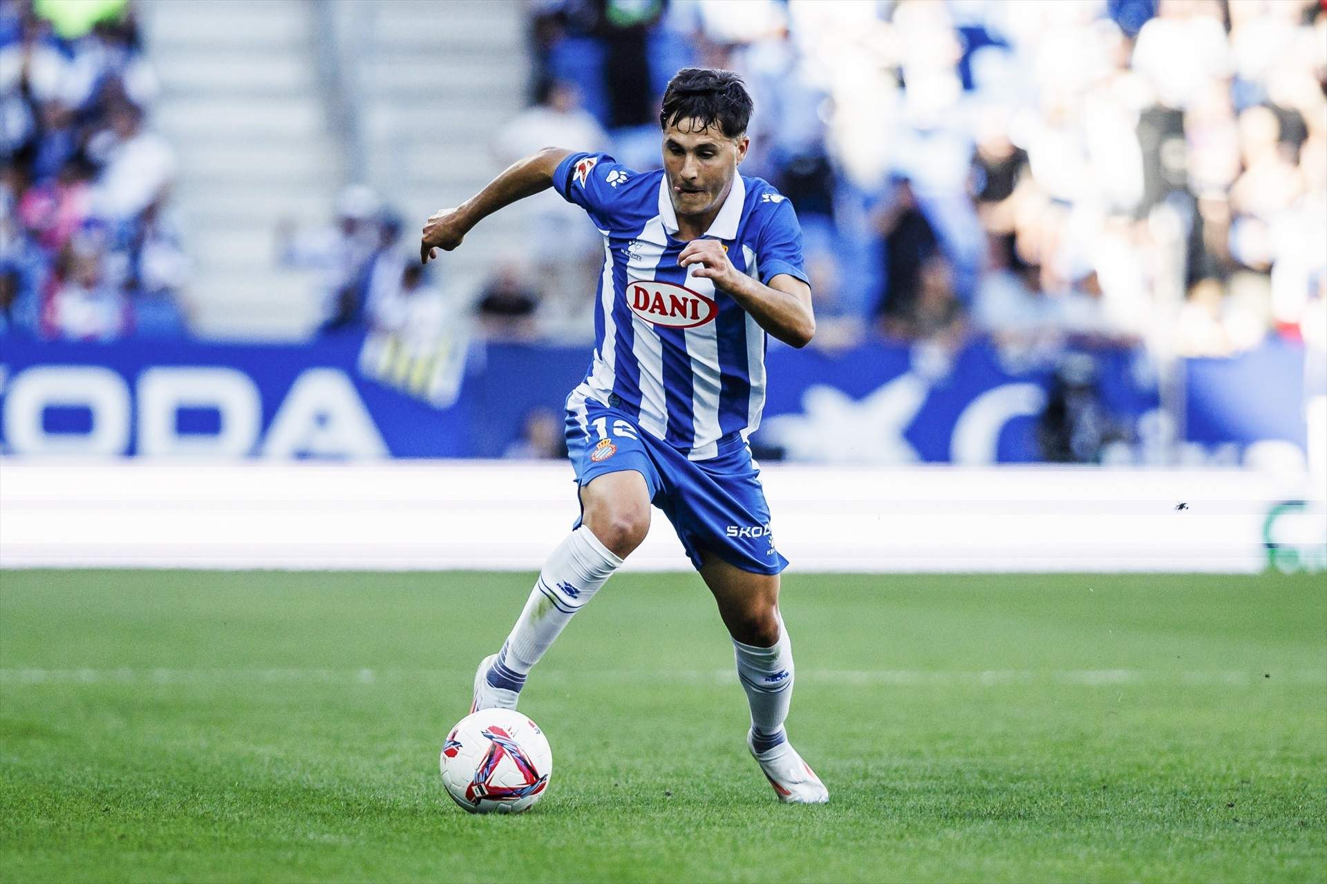 Álvaro Tejero, de 'La Fábrica' al Santiago Bernabéu brillant de blanc-i-blau