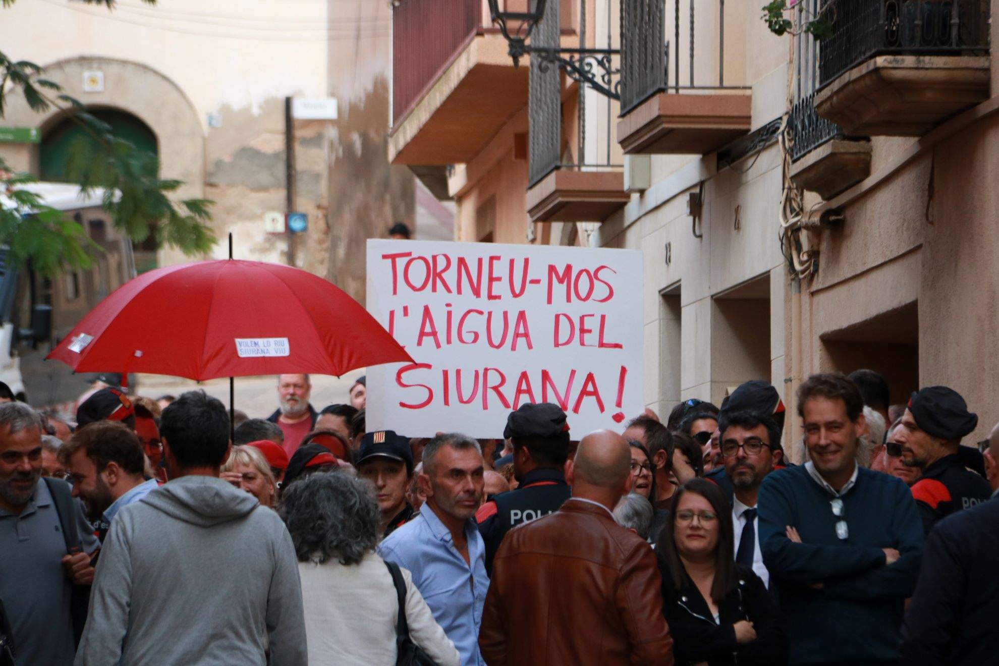 Illa anuncia 70 milions d'euros en ajudes per la sequera des del Priorat, que el rep amb una forta xiulada