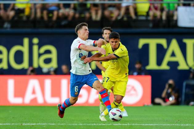 Ilias Akhomach lucha una pelota delante de Gavi durante un Villarreal - Barça / Foto: Europa Press