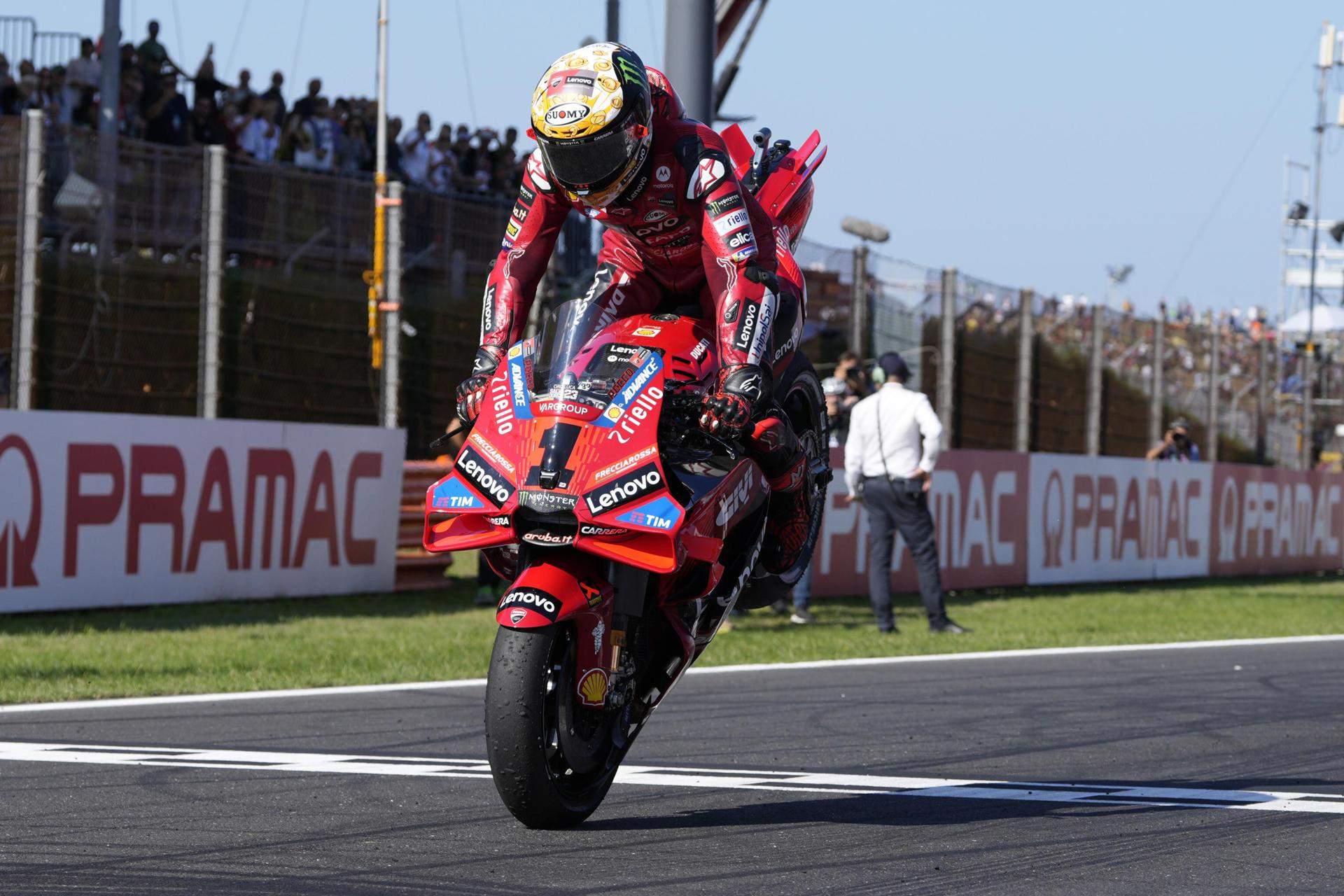 Pecco Bagnaia brilla ante los suyos en la sprint de la Emilia-Romaña