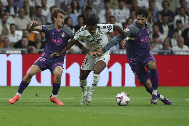 Carlos Romero i Leandro Cabrera frenant Rodrygo / Foto: EFE