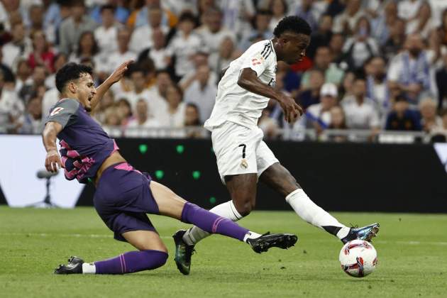 Omar El Hilali i Vinicius en la jugada del tercer gol del Reial Madrid / Foto: EFE