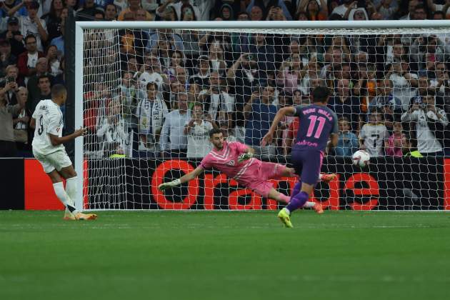 Mbappé lanzando un penal|penalti contra el Español / Foto: EFE