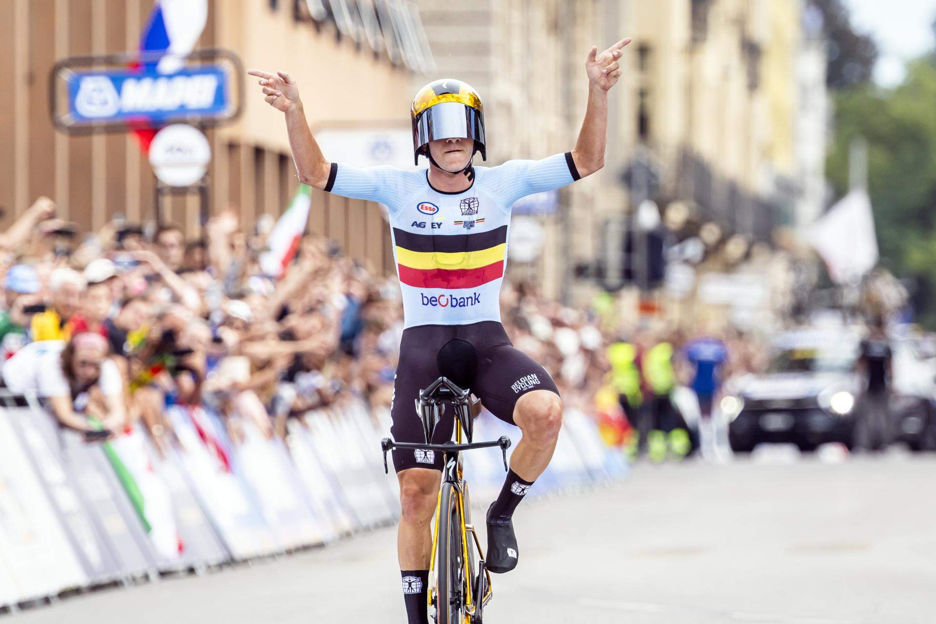 Evenepoel está a un paso del póker: arrasa y se cuelga el oro en la contrarreloj del Mundial de Ciclismo