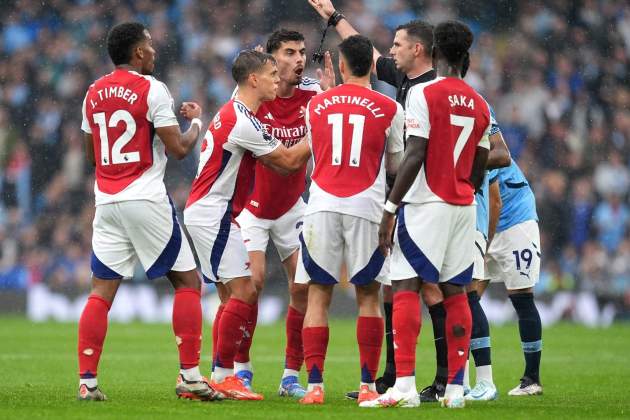 L'Arsenal protesta la vermella de Trossard contra el Manchester City / Foto: EFE