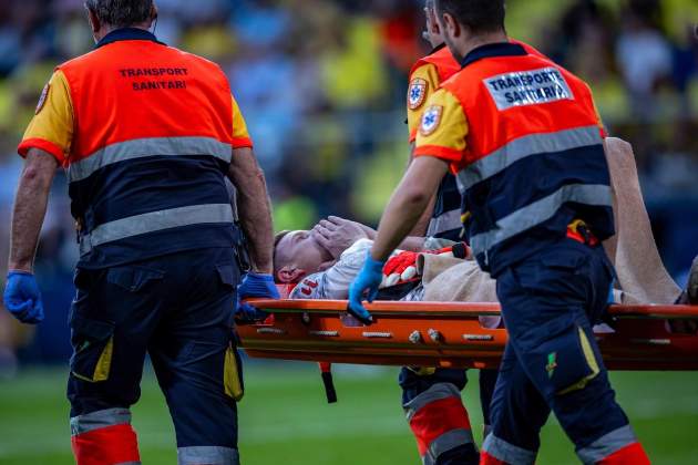 Ter Stegen abandona la Ceràmica en llitera per una lesió amb el Barça / Foto: Europa Press