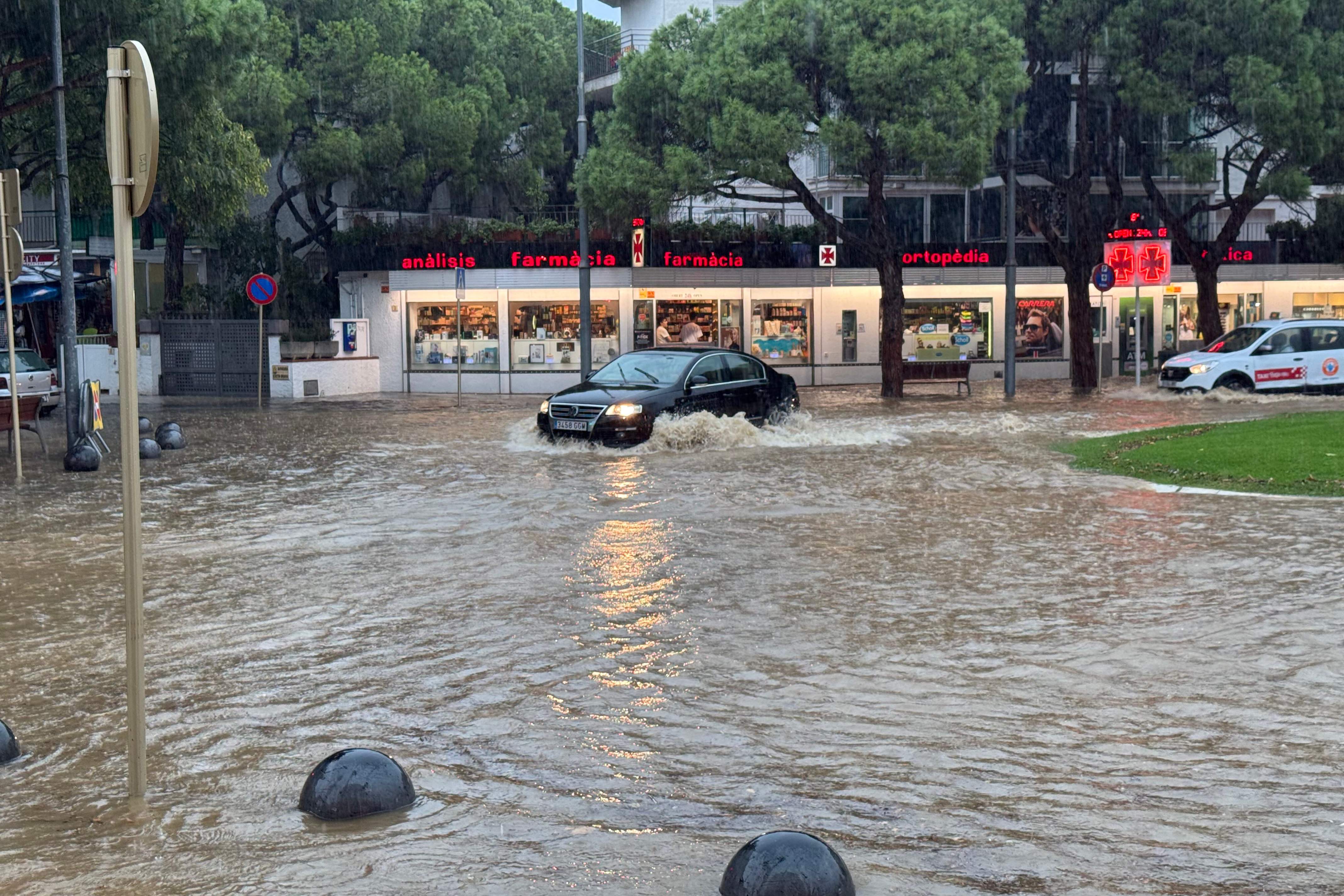 Un fuerte aguacero inunda calles y provoca cortes en la circulación en Platja d'Aro | VÍDEO