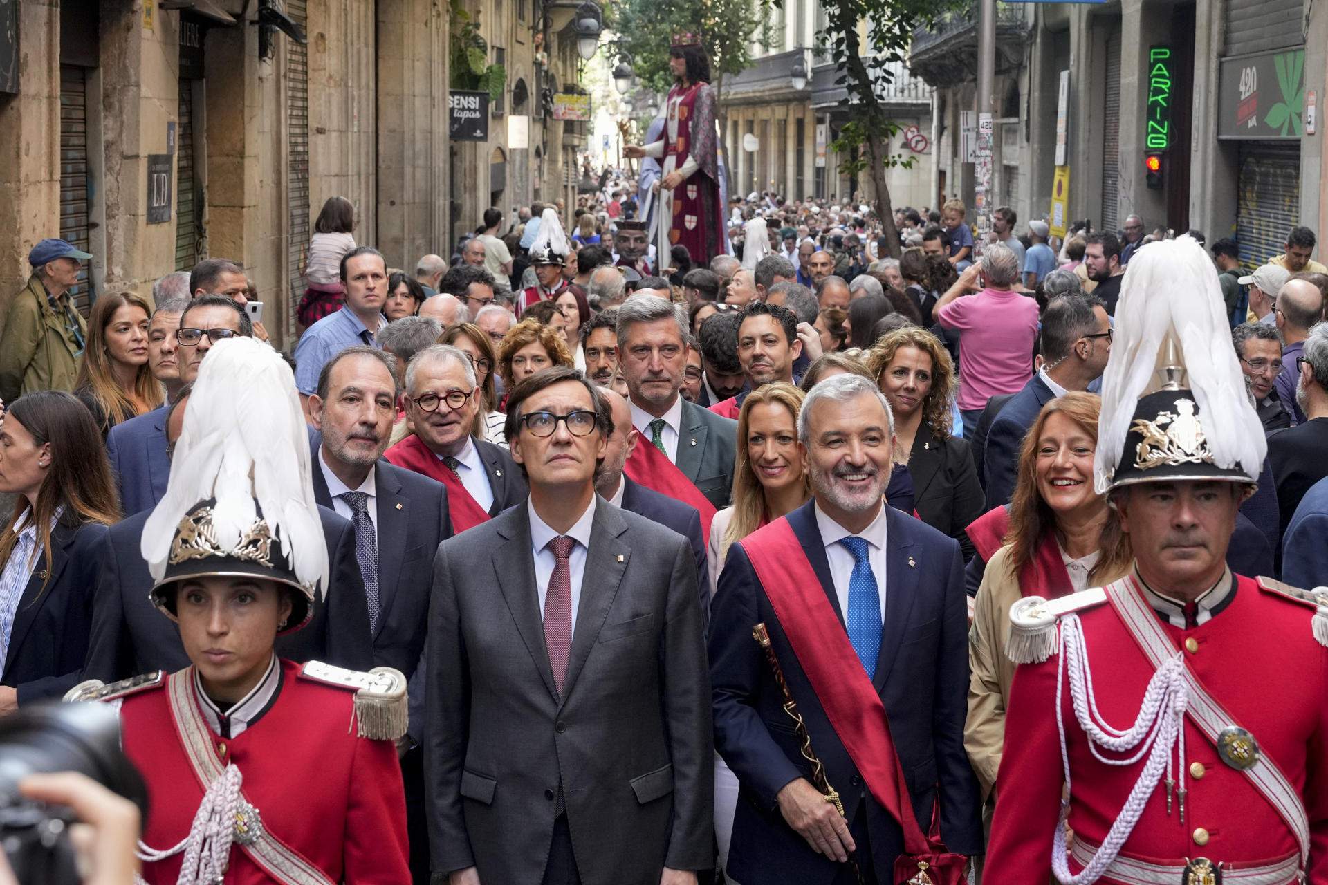 Activistas por el derecho a la vivienda abuchean a Illa y a Collboni al salir de la misa de Mercè