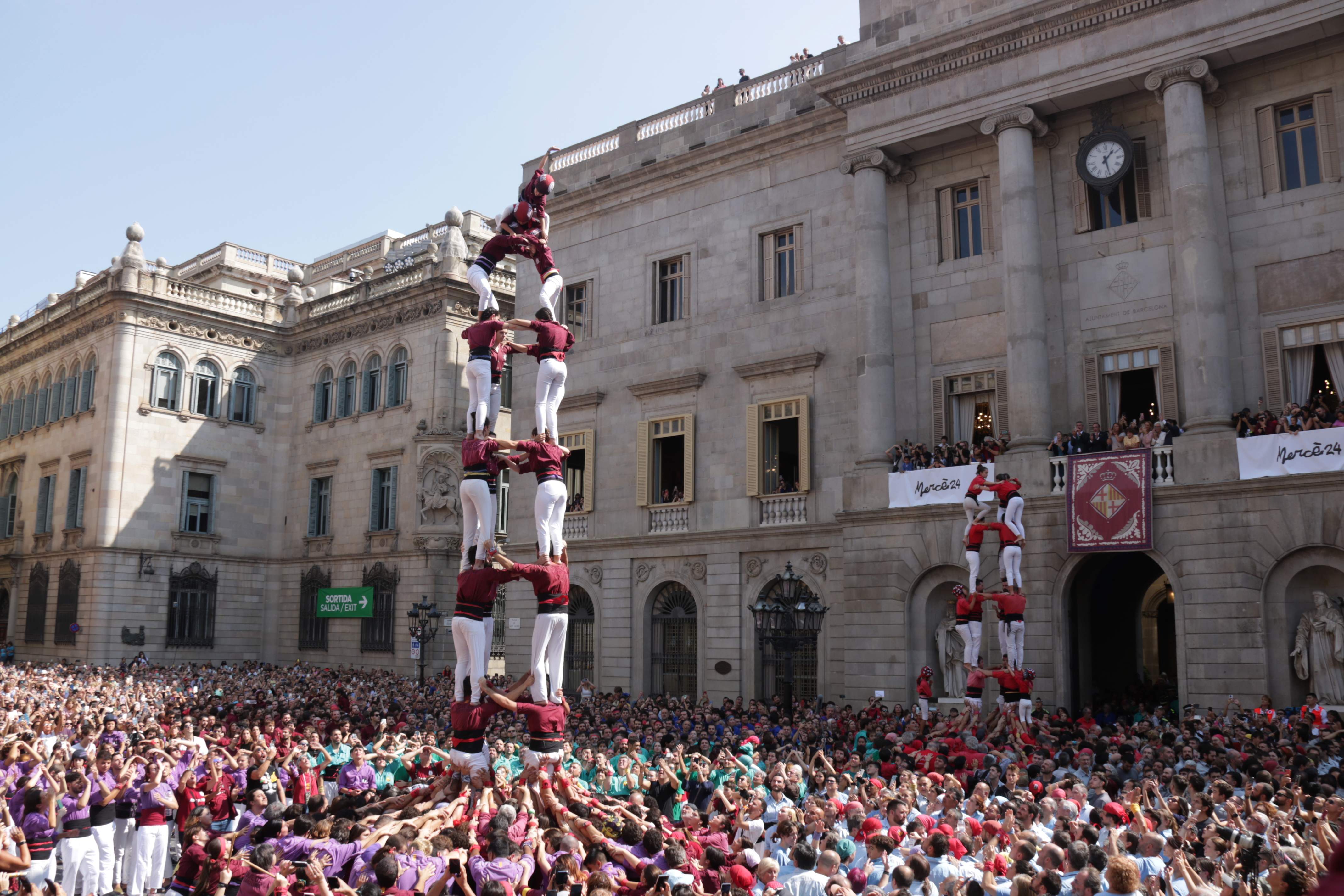 Barcelona vibra con la diada castellera de la Mercè y la exhibición de las colles locales