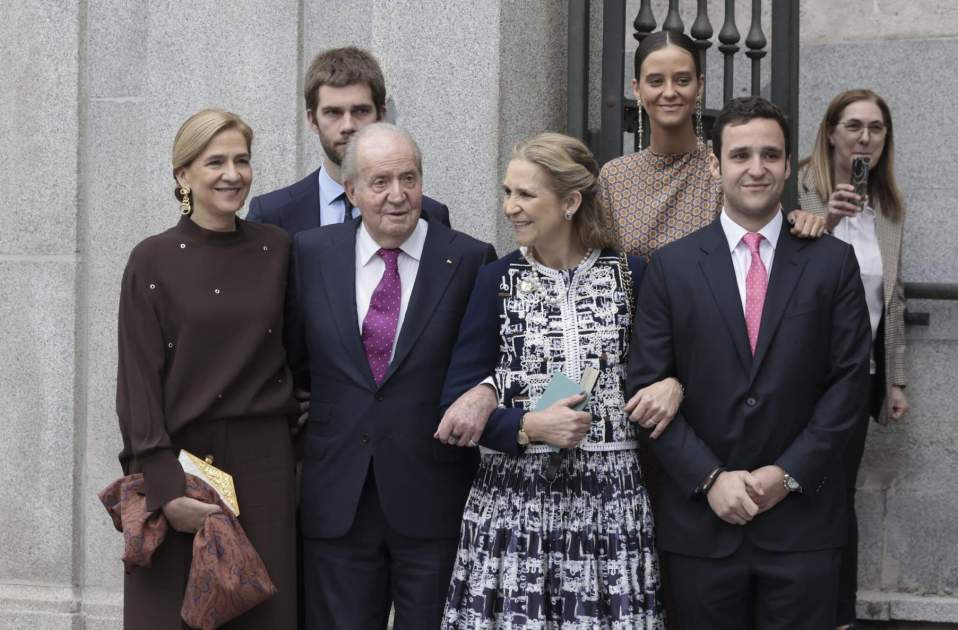 Una senyora fotografia la Família Reial bis, GTRES