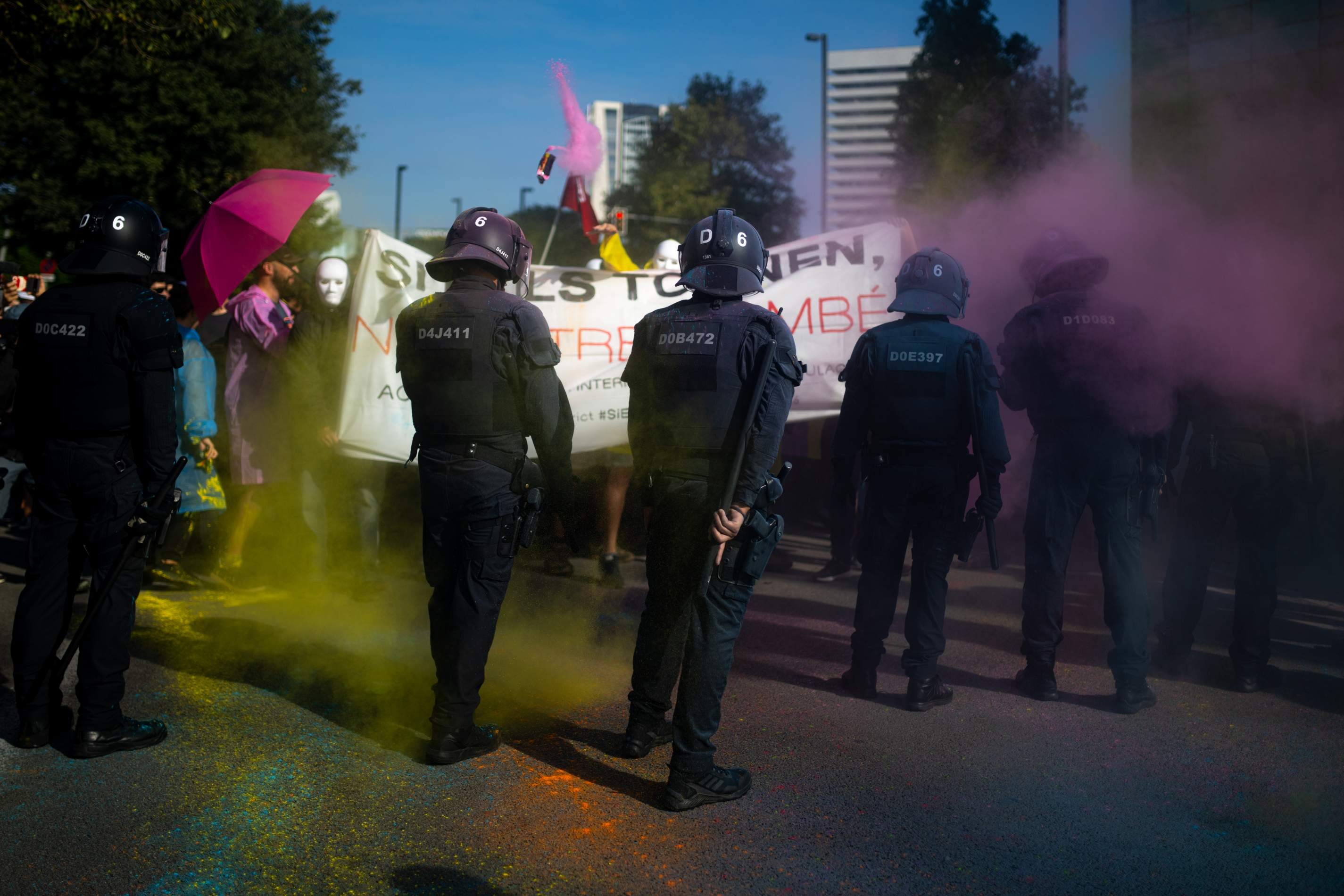 Càrregues dels Mossos contra els manifestants que volien rebentar la fira immobiliària The District