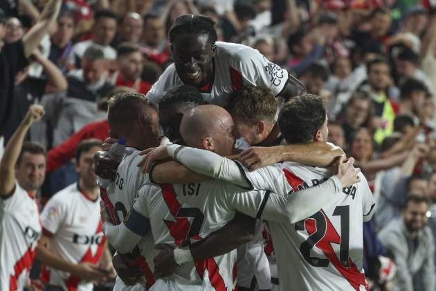 Los jugadores del Rayo Vallecano celebran su gol contra el Atlético de Madrid / Foto: EFE