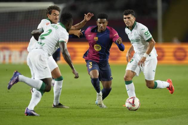 Balde conduciendo el balón entre varios jugadoras del Getafe / Foto: EFE