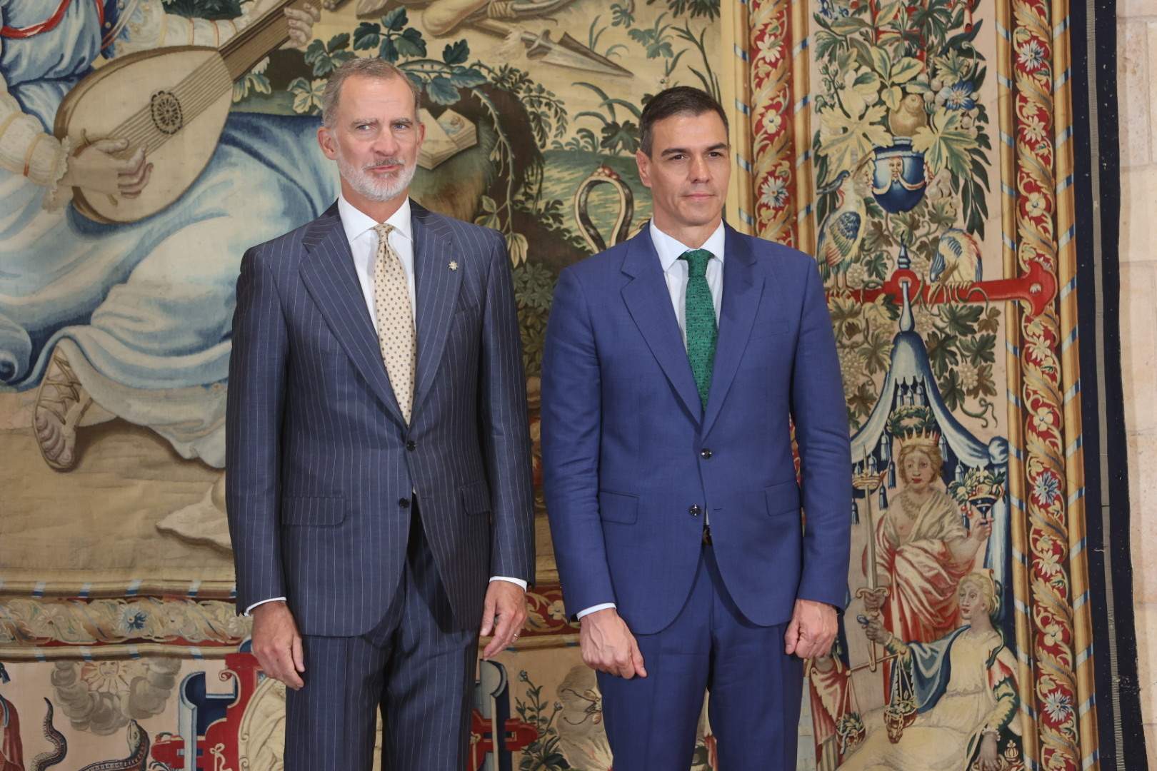 Pedro Sánchez, el garante de la monarquía en las portadas: con el Rey no se juega