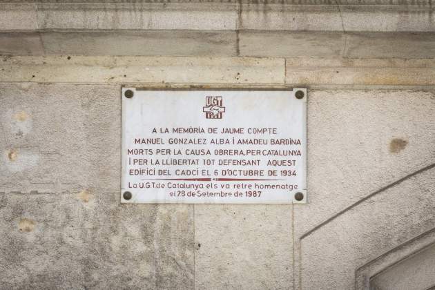 Edifici CADCI y placa commemoració socios muertos 1934 Jaume Cuenta / Foto: Carlos Baglietto