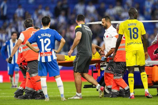 Raúl Albiol lesión camilla Espanyol Villarreal / Foto: EFE