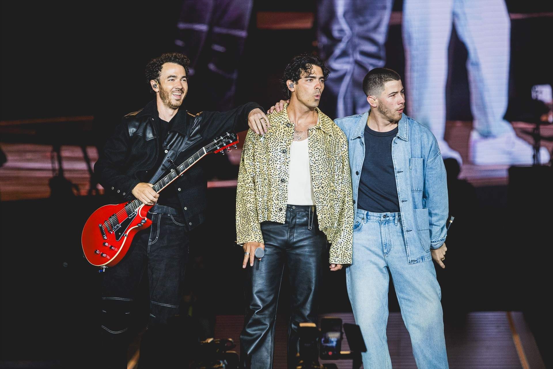 Jonas Brothers convierte un Palau Sant Jordi vacío en una eufórica cita de nostalgia