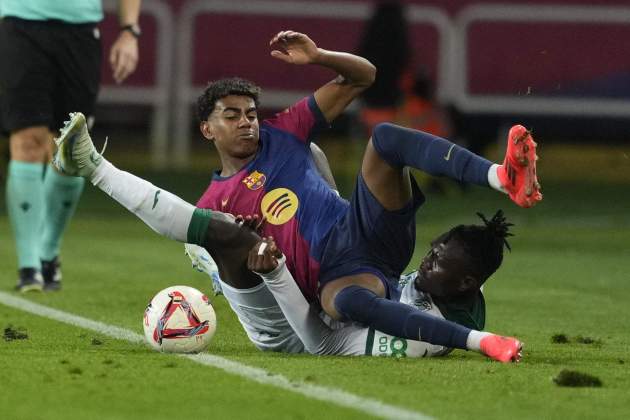 Lamine Yamal recibe una dura falta durante el Barça - Getafe / Foto: EFE