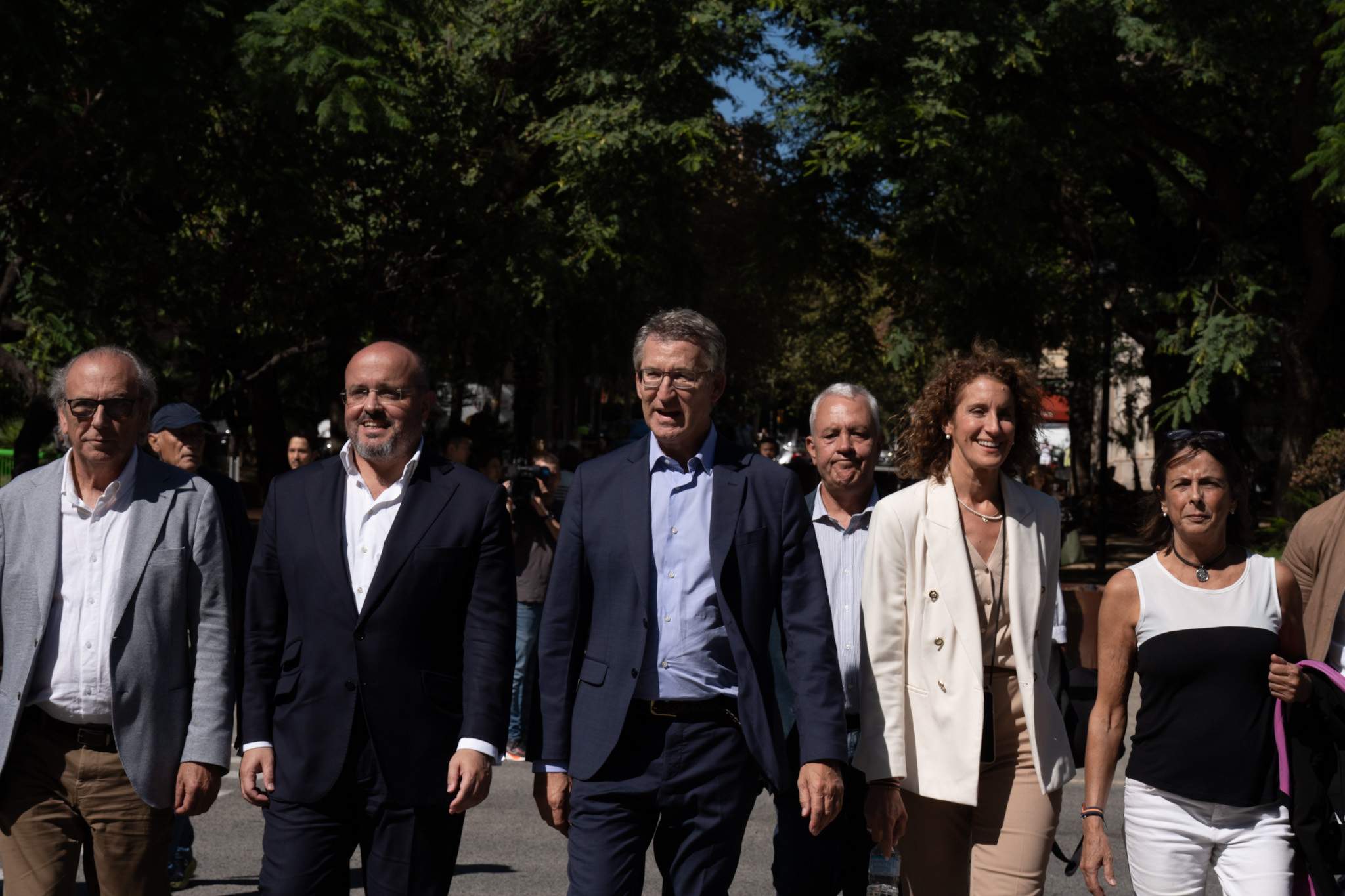 Feijóo, desde Barcelona: "Es más prioritario las escuelas infantiles gratuitas que abrir embajadas"