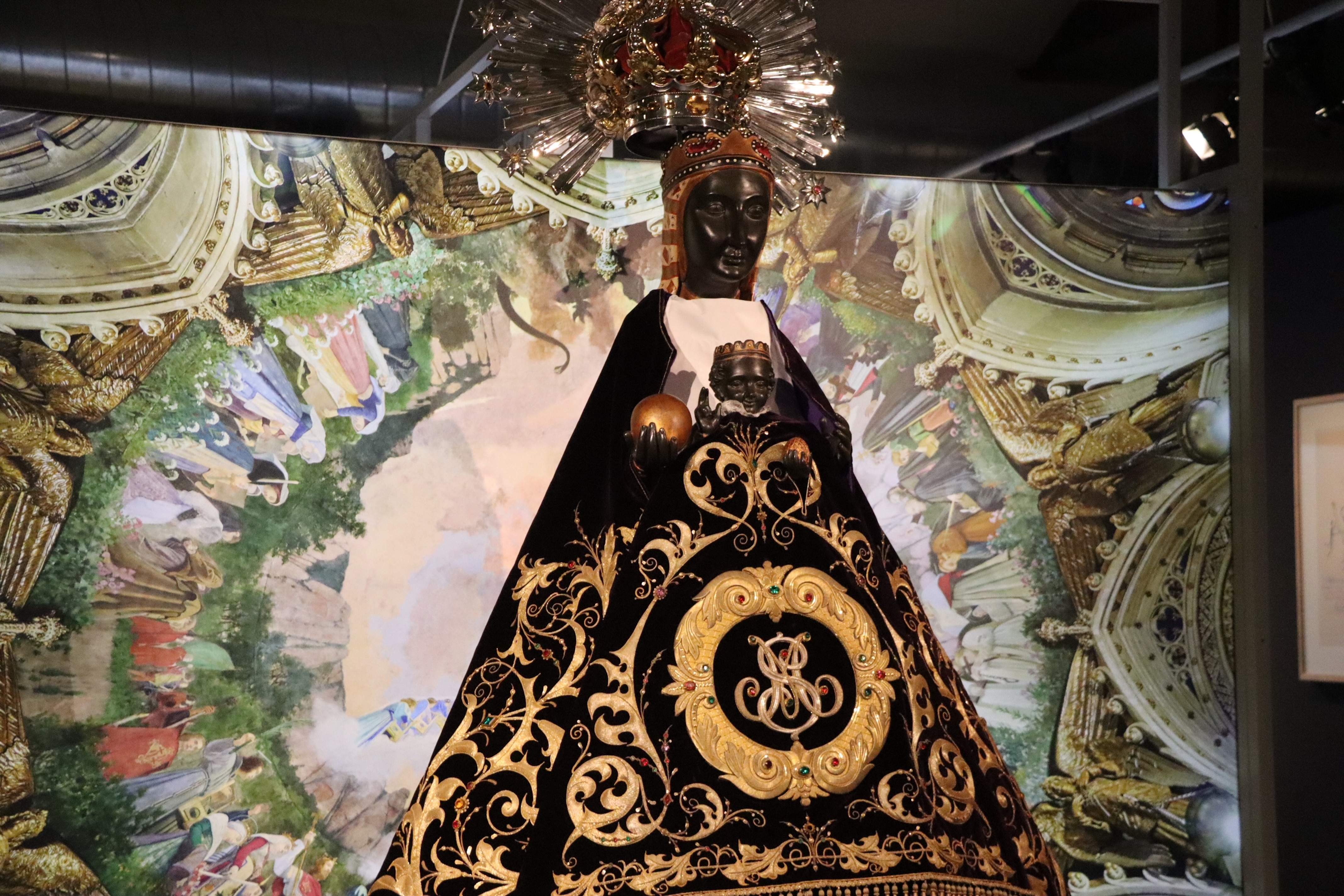 El Museu de Montserrat exposa una "Moreneta" vestida amb ornaments: no es veia des del 1936