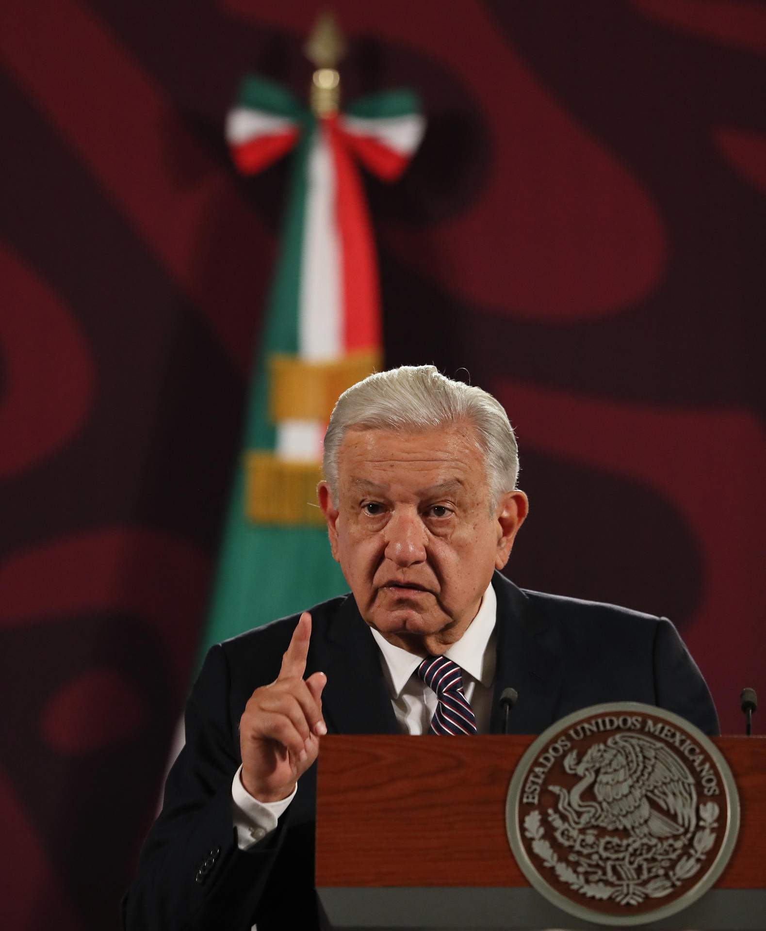 López Obrador acusa a Pedro Sánchez de "faltarle al respeto" a Claudia Sheinbaum