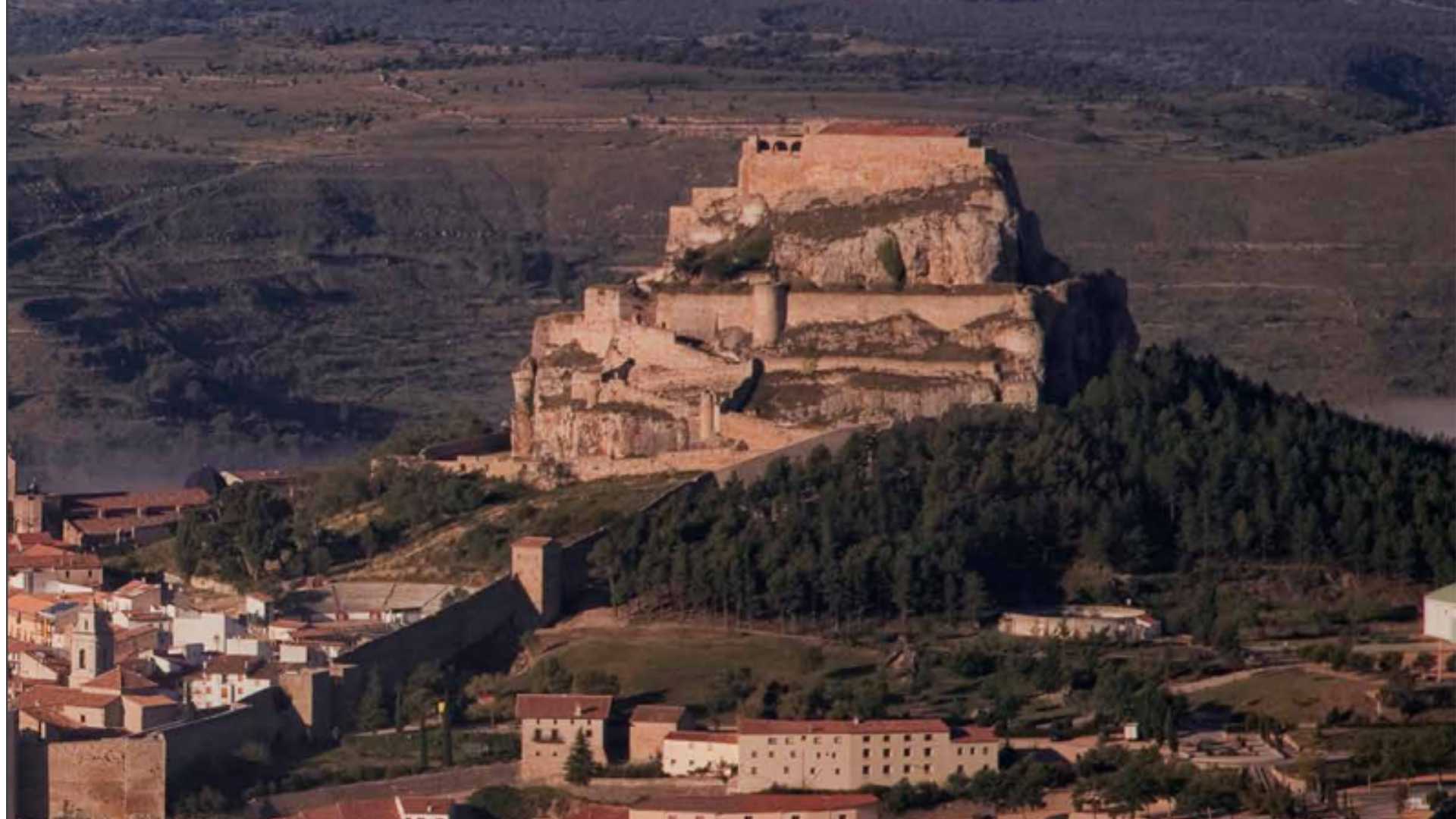 Este pueblo medieval amurallado a solo un paso de Catalunya te llevará a un viaje en el tiempo