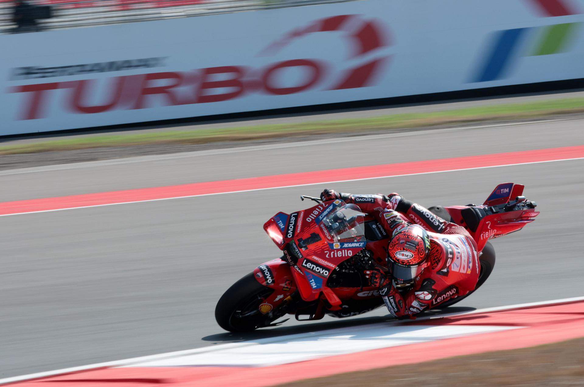 Pecco Bagnaia retalla punts a l'esprint d'Indonèsia i Marc Márquez aconsegueix un meritori podi