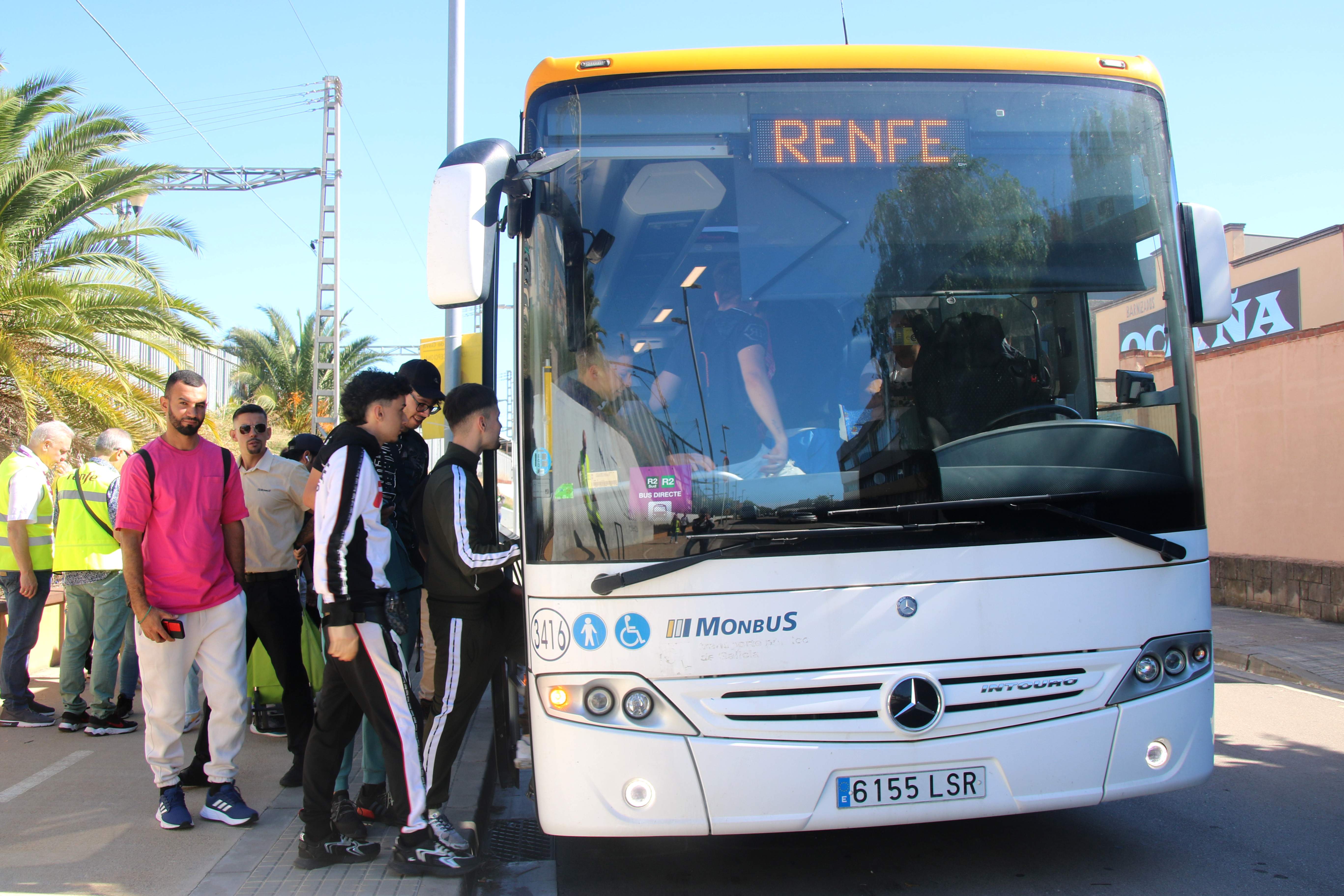 Caos pel tall a l'R2 entre Barcelona i Gavà: allau de crítiques pel servei d'autobús alternatiu