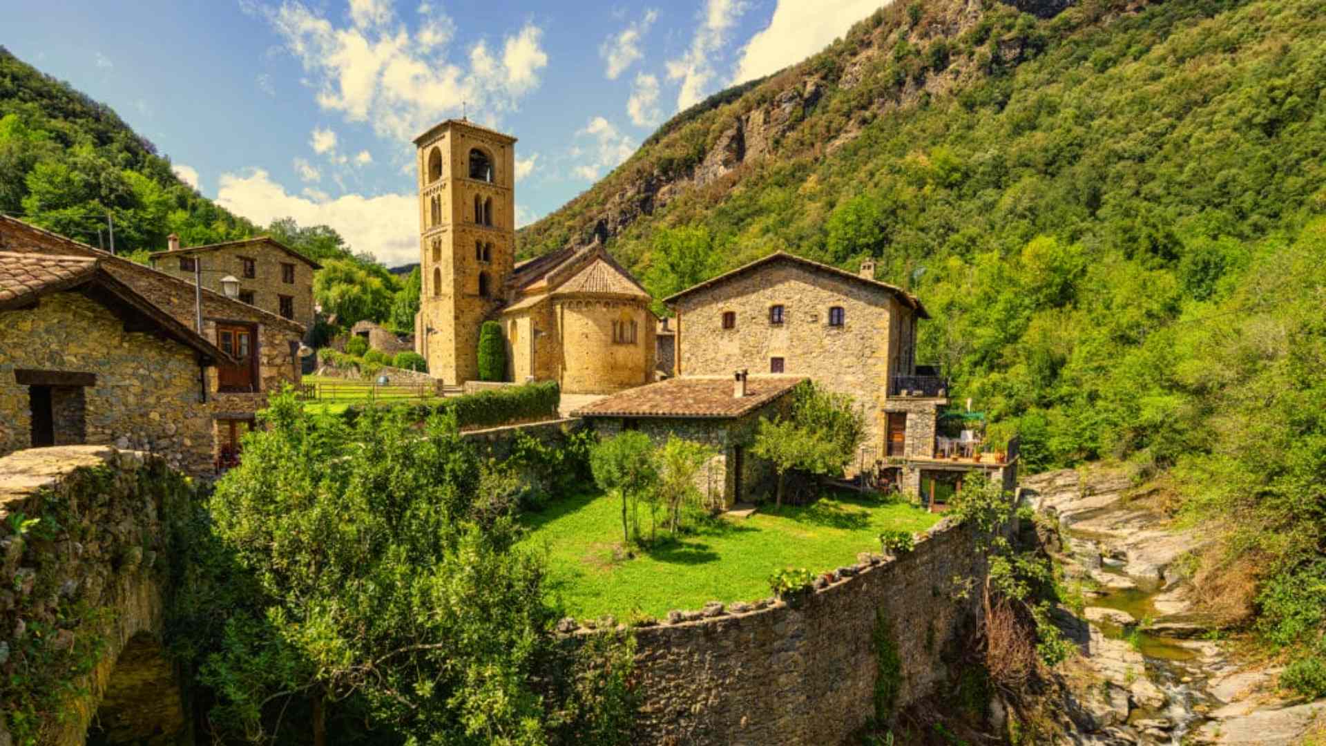 Ni Peratallada ni Besalú: aquests són els pobles catalans que no et pots perdre aquesta tardor