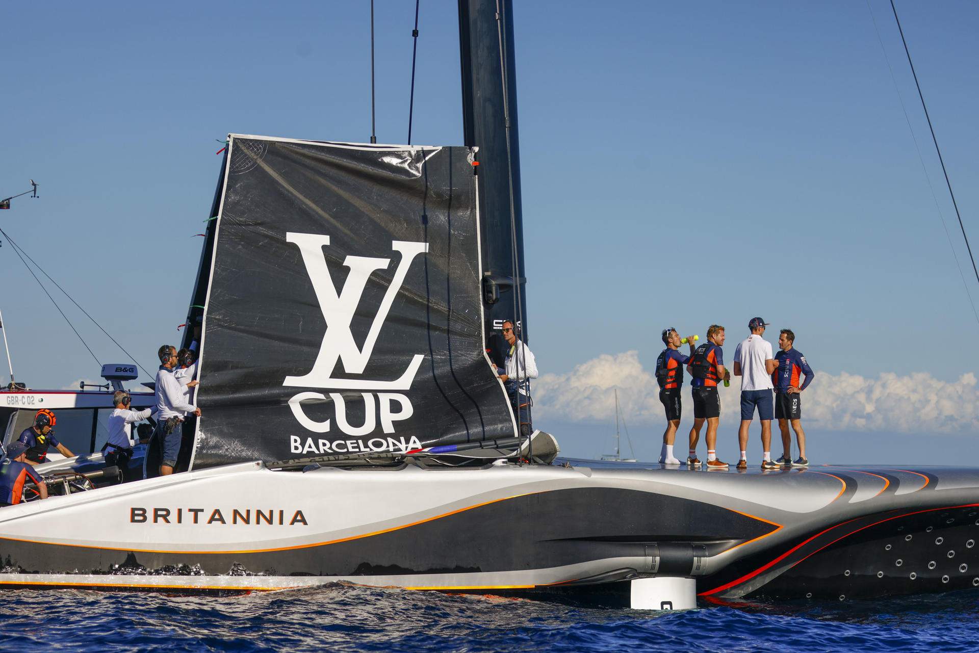 La falta de vent salva el Luna Rossa i deixa l'INEOS Britannia amb la mel als llavis