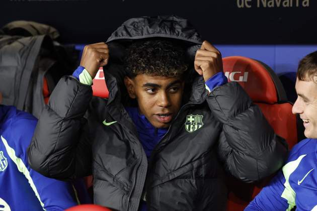 Lamine Yamal, en el banquillo durante el Osasuna - Barça / Foto: EFE