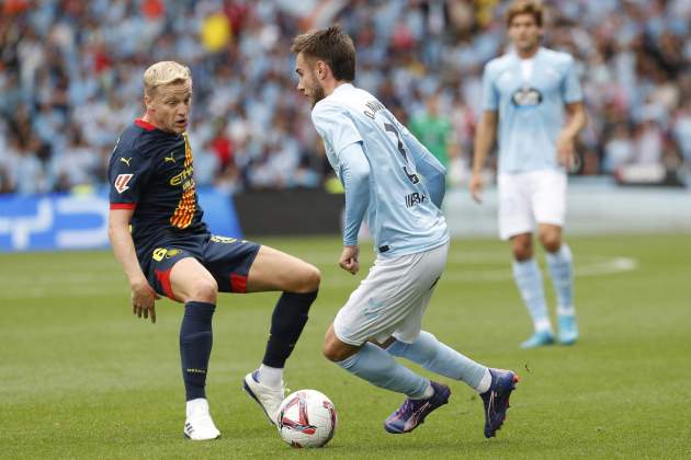 Mingueza y Van de Beek, durante el Celta - Girona / Foto: EFE