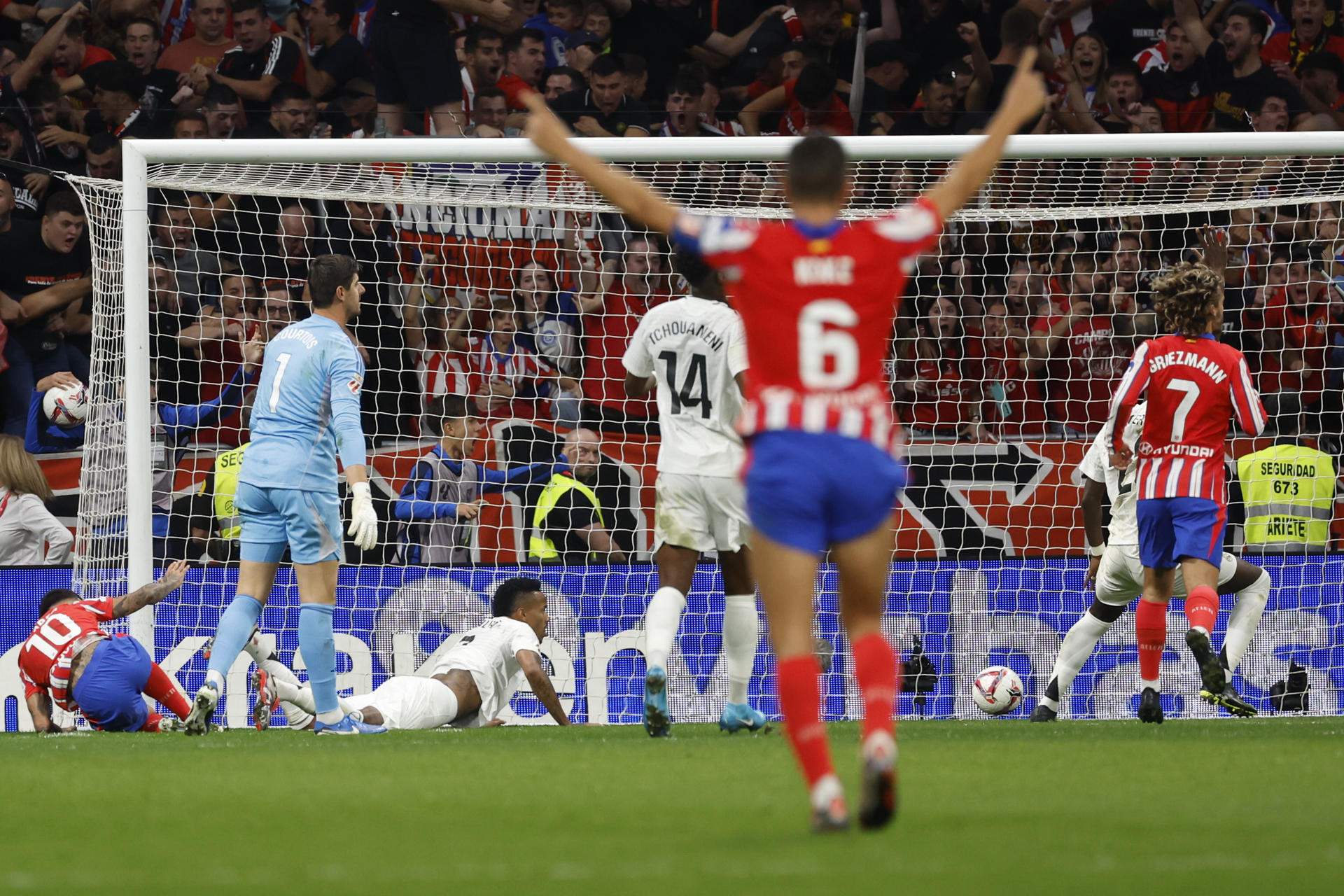 Madrid y Atlético empatan un derbi (1-1) marcado por una suspensión temporal por el lanzamiento de objetos