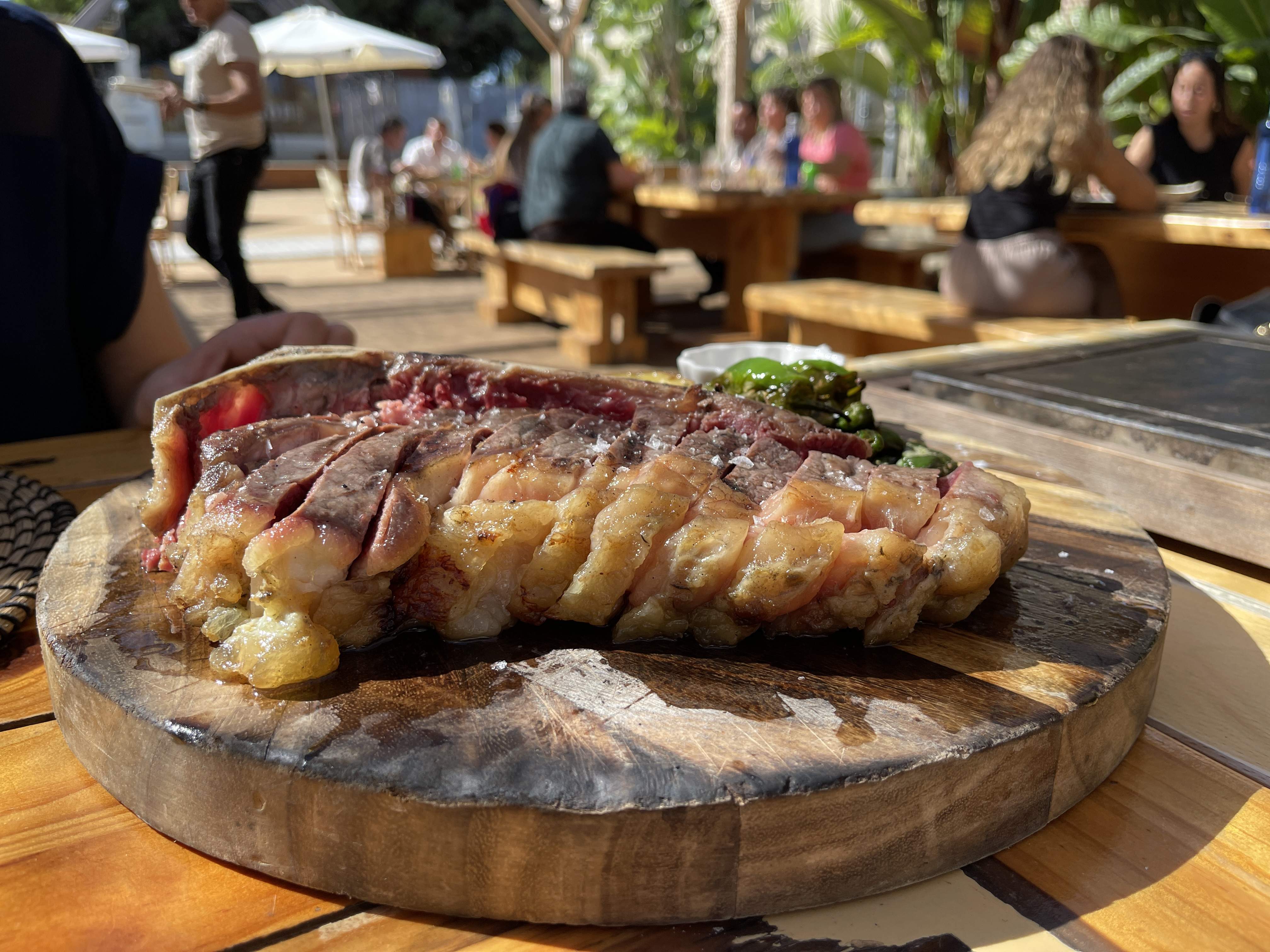 Escenario de Instagram que también sorprende por la comida: buena brasa junto a la playa