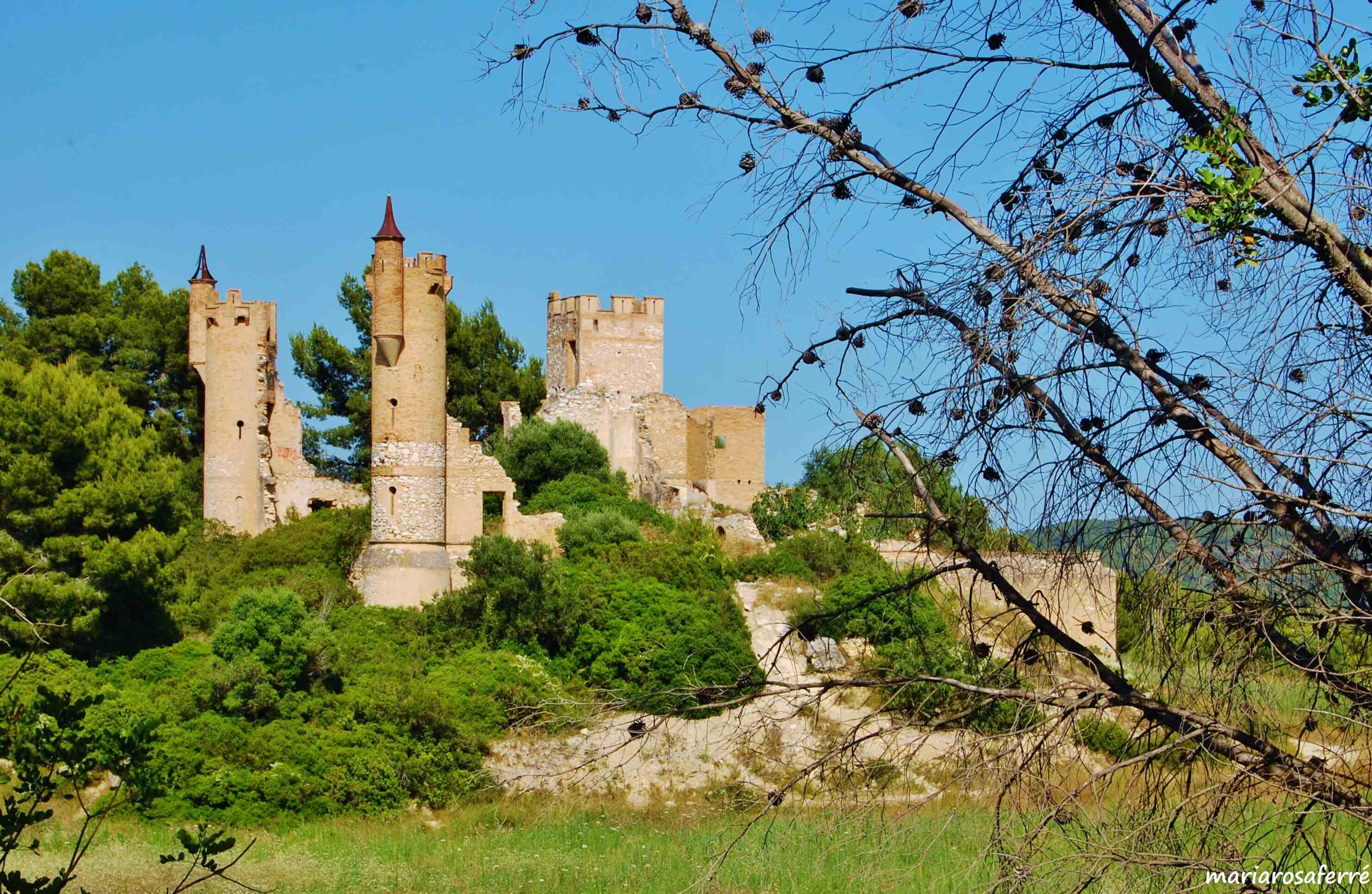 Este castillo de cuento de hadas en Catalunya fascina por su belleza y misterio