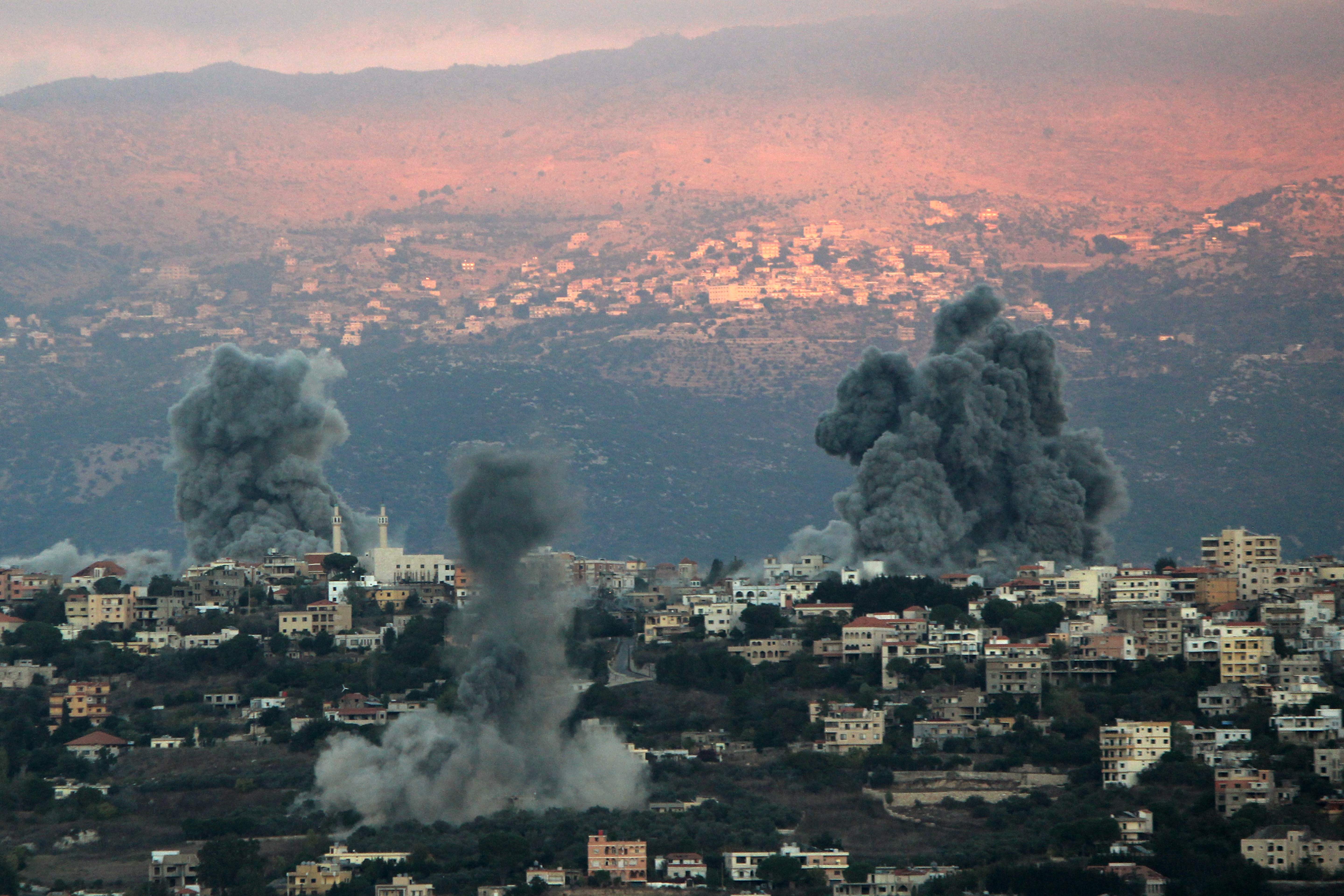 Tensión y explosiones en la frontera entre el Líbano e Israel ante la inminente ofensiva terrestre