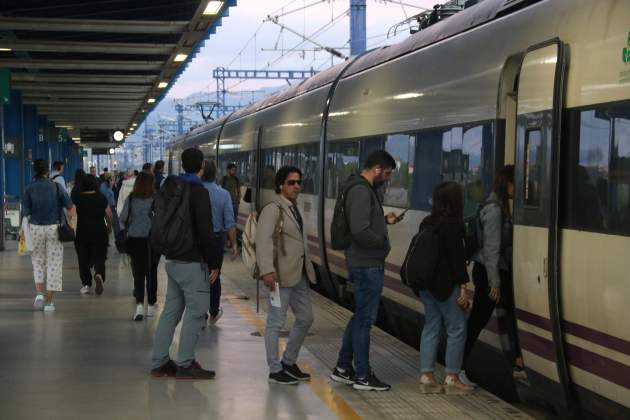 tren Adelante estación Campo de Tarragona foto acn