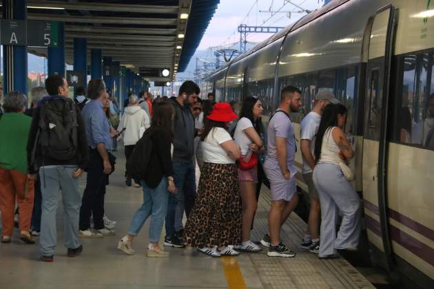 tren Adelante estación Campo de Tarragona foto acn